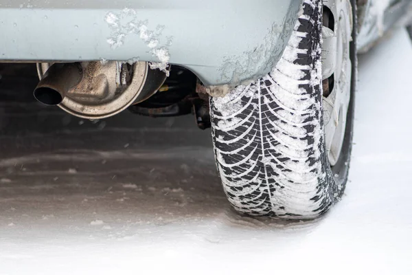 Close Winter Tire Car Road Covered Snow Ice Driving Extreme — Stock Photo, Image