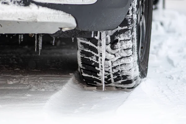 Cerca Neumáticos Invierno Coche Camino Cubierto Por Nieve Hielo Que — Foto de Stock