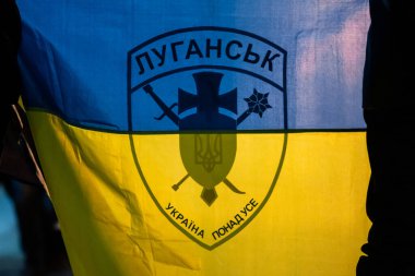 Luhansk, Lugansk, Ukrayna - 16 Şubat 2022: Luhansk veya Lugansk kentinin sembolü veya logosuna sahip Ukrayna bayrağı ve tartışmalı Donbass bölgesinde Rusya sınırına yakın UPA savaş bayrağı