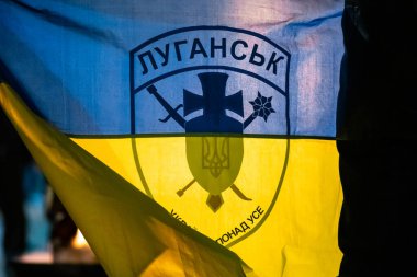 Luhansk, Lugansk, Ukrayna - 16 Şubat 2022: Luhansk veya Lugansk kentinin sembolü veya logosuna sahip Ukrayna bayrağı ve tartışmalı Donbass bölgesinde Rusya sınırına yakın UPA savaş bayrağı