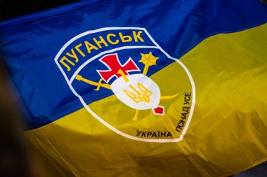 Luhansk, Lugansk, Ukrayna - 16 Şubat 2022: Luhansk veya Lugansk kentinin sembolü veya logosuna sahip Ukrayna bayrağı ve tartışmalı Donbass bölgesinde Rusya sınırına yakın UPA savaş bayrağı