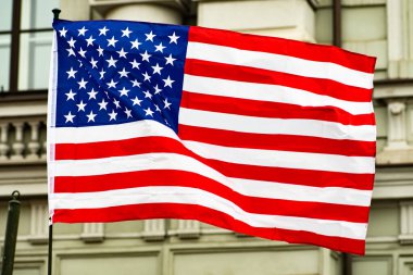 ABD, ABD ve Amerikan bayrağı şehirde dalgalanırken, hükümet binaları arka planda