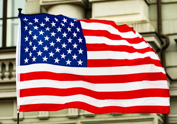 Amerikai Egyesült Államok Amerikai Zászló Integetett Városban Kormányzati Épületekkel Háttérben — Stock Fotó