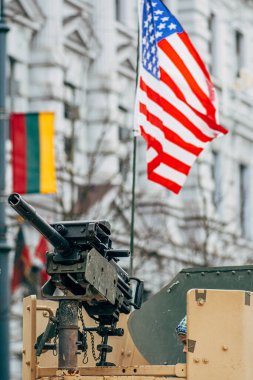 Amerikan ve Litvanya bayrağı, Litvanya, ABD veya ABD ordusuna ait dikey bir tank veya askeri araçta makineli tüfek