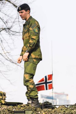 Vilnius, Litvanya - 16 Şubat 2022: Norveç Ordusu zırhlı tankı üzerinde asker ve Norveç bayrağı bulunan top ve kamuflaj zırhı