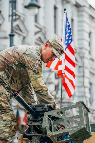 リトアニアのヴィリニュス 2022年2月16日 アメリカ海兵隊の兵士がアメリカ国旗 アメリカ軍またはアメリカ軍を装備した機関銃を装備した軍用車両の上に訓練または戦争の準備ができて垂直 — ストック写真