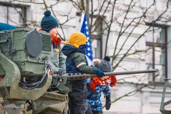 Вильнюс Литва Февраля 2022 Года Дети Дети Играют Солдаты Крыше — стоковое фото