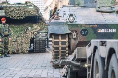 Vilnius, Litvanya - 16 Şubat 2022: NATO veya Kuzey Atlantik Antlaşması Örgütü, asker ve diğer askeri araçları kentin yoluna çıkardı.