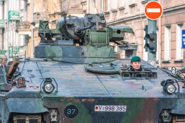 Vilnius, Litvanya - 16 Şubat 2022: Zırhlı sürüngen tankı ve şehirde gezen topçu ve kadın asker. Alman Ordusu, NATO veya Kuzey Atlantik Antlaşma Örgütü üyesi, NATO Müdahale Gücü