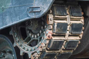 Zırhlı böcek yuvası. Kirli ve paslı tank izleri, yaklaşın.