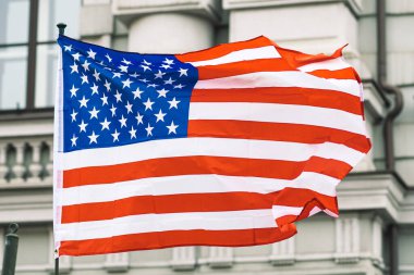 ABD, ABD ve Amerikan bayrağı şehirde dalgalanırken, hükümet binaları arka planda