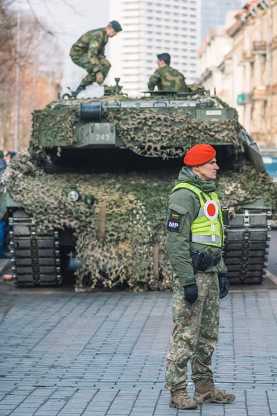 Vilnius, Litvanya - 16 Şubat 2022: NATO Müdahale Gücü veya Kuzey Atlantik Antlaşma Örgütü zırhlı kerevit tankları ve diğer askeri araçlar kentin yolunda dikey ve askerli araçlar