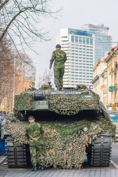 Vilnius, Litvanya - 16 Şubat 2022: NATO Müdahale Gücü veya Kuzey Atlantik Antlaşma Örgütü zırhlı kerevit tankları ve diğer askeri araçlar kentin yolunda dikey ve askerli araçlar