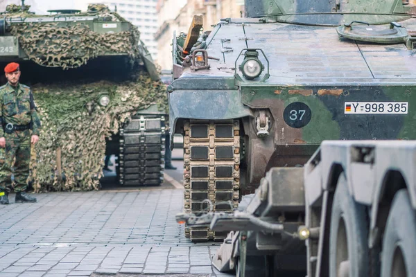 Vilnius, Litvanya - 16 Şubat 2022: NATO veya Kuzey Atlantik Antlaşması Örgütü, asker ve diğer askeri araçları kentin yoluna çıkardı.