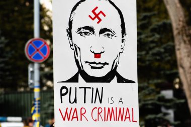 Putin, Ukrayna 'yı desteklemek amacıyla savaşa karşı barışçıl bir gösteride Hitler olarak gamalı haçla temsil edildi.
