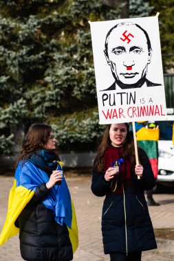 Vilnius, Litvanya - 2 Mart 2022: Savaşa karşı barışçıl bir gösteri sırasında, Putin ve Rusya, halk, pankartlar ve bayraklarla Ukrayna 'yı desteklemek için. Savaşı Durdur, Ukrayna 'ya Zafer