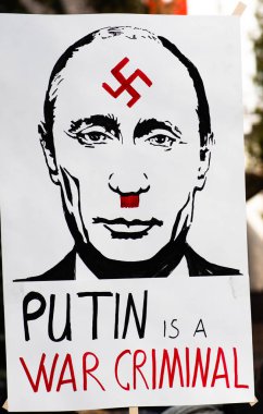 Putin, Ukrayna 'yı desteklemek amacıyla savaşa karşı barışçıl bir gösteride Hitler olarak gamalı haçla temsil edildi.
