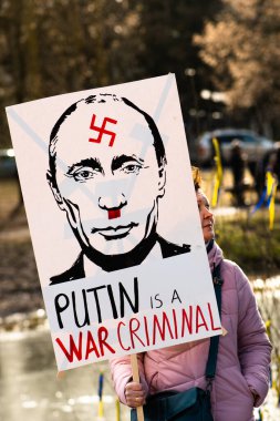 Putin, Ukrayna 'yı desteklemek amacıyla savaşa karşı barışçıl bir gösteride Hitler olarak gamalı haçla temsil edildi.