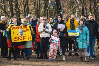 Vilnius, Litvanya - 2 Mart 2022: Savaşa karşı barışçıl bir gösteri, Putin ve Rusya Ukrayna 'ya destek, genç insanlar, kızlar ve kadınlar, pankartlar ve bayraklar, savaşı durdurun