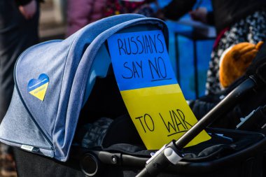 Putin ve Rusya 'nın Ukrayna' yı desteklediği barışçıl bir gösteride pankartlı gezgin. Savaşı Durdur