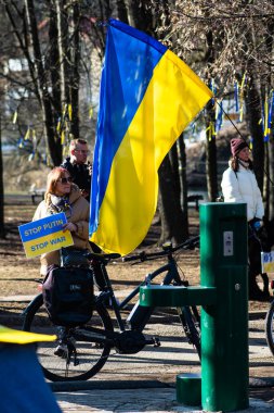 Vilnius, Litvanya - 2 Mart 2022: Savaşa karşı barışçıl bir gösteri, Putin ve Rusya Ukrayna 'yı destekliyor, halk ve bayrak dikey