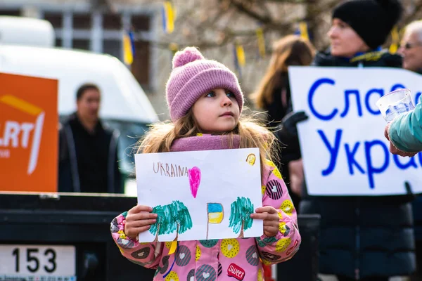 Wilno Litwa Marca 2022 Piękne Dziecko Rysunkiem Podczas Pokojowej Demonstracji — Zdjęcie stockowe