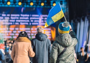 Ukrayna bayrağı ve şapkası olan çocuk ya da çocuk. Putin ve Rusya 'nın neden olduğu Ukrayna' daki savaşa karşı protesto