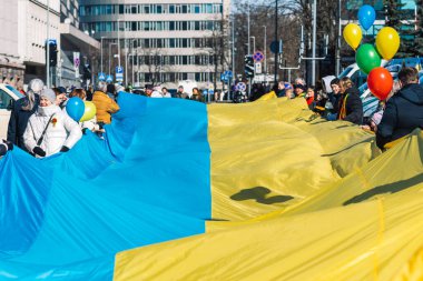 Vilnius Litvanya - 11 Mart 2022: Vilnius 'ta Litvanya ve Ukrayna bayrakları taşıyan insanlar tarafından taşınan Ukrayna bayrağı