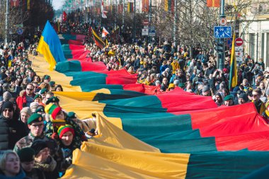 Vilnius Litvanya - 11 Mart 2022: Vilnius 'taki Gedimino Bulvarı boyunca Litvanya ve Ukrayna bayrakları ve demokrasi yanlısı protestocular tarafından kullanılan Belarus bayrağı taşıyan büyük Litvanya bayrağı