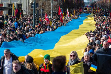 Vilnius Litvanya - 11 Mart 2022: Vilnius 'ta Litvanya ve Ukrayna bayrakları taşıyan insanlar tarafından taşınan Ukrayna bayrağı