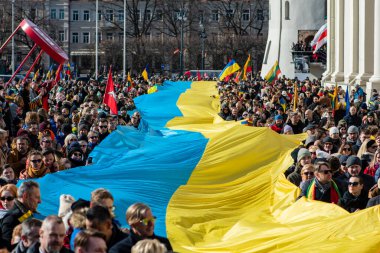 Vilnius Litvanya - 11 Mart 2022: Vilnius 'ta Litvanya ve Ukrayna bayrakları taşıyan insanlar tarafından taşınan Ukrayna bayrağı