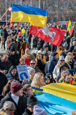 Vilnius Litvanya - 11 Mart 2022: Vilnius 'ta Litvanya ve Ukrayna bayrakları ve demokrasi yanlısı protestocular tarafından kullanılan Belarus bayrağı taşıyan büyük Ukrayna bayrağı,