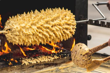Açık ateş ve alevlere hazırlanan Sakotis, Litvanya ya ya da Polonya geleneksel mutfak katmanı pasta, bisküvi ya da tatlı bayram yemeği