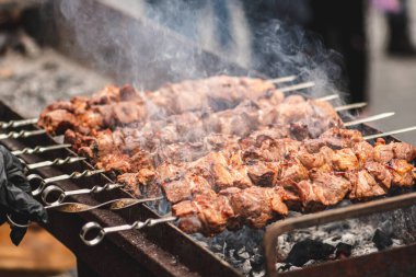 Domuz eti şiş, ızgarada ya da ateşte kızartılmış ya da kızartılmış, şiş ya da şiş tırmıklı piknik için, yakın.