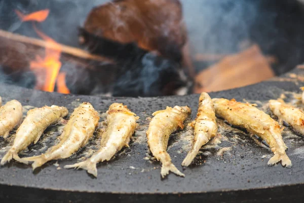 Preparando Tradicional Peixe Frito Cheiro Europeu Saboroso Que Está Sendo — Fotografia de Stock