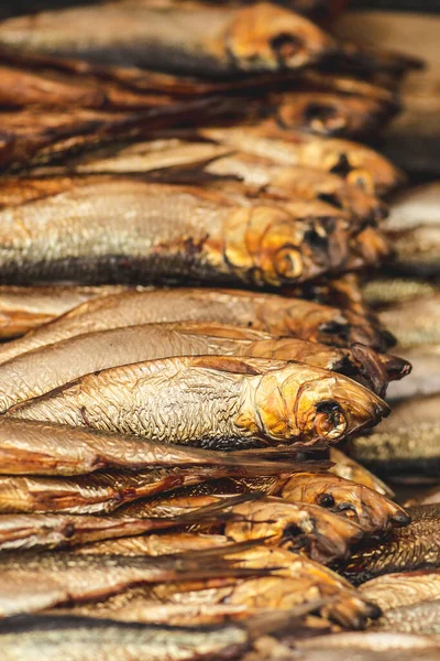 Sokaktaki Bir Gıda Pazarında Arka Arkaya Tütsülenmiş Ringa Balığı Dikey — Stok fotoğraf