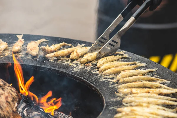 Preparando Tradicional Peixe Frito Cheiro Europeu Saboroso Que Está Sendo — Fotografia de Stock