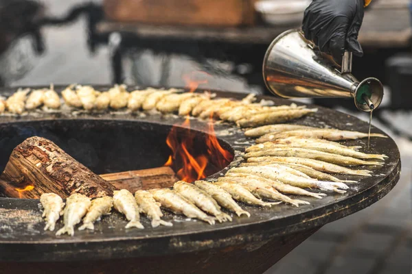 Preparación Tradicional Sabroso Europeo Olía Pescado Frito Que Cocina Una — Foto de Stock