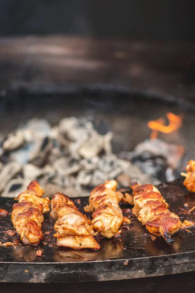 Przygotowywanie Szaszłyków Mięsa Drobiowego Grillowanych Lub Pieczonych Grillu Otwartym Ogniu — Zdjęcie stockowe