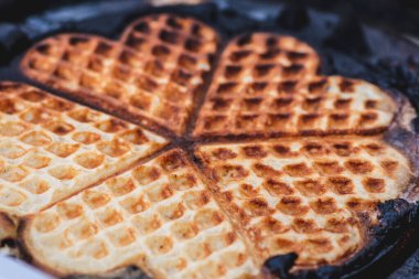 Waffle ya da waffle, mayalanmış hamur ya da hamurdan yapılan ve karakteristik bir şekil, şekil ve yüzey izi verecek şekilde iki tabağın arasında pişirilen yemek.