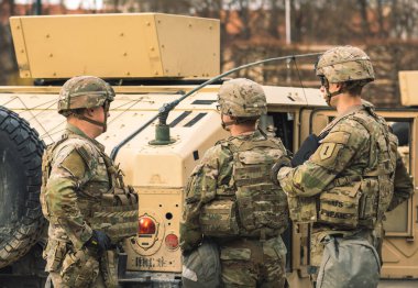 ABD - 29 Mart 2022: ABD Deniz Piyade Kolordusu askerleri tüfek, tüfek, miğfer ve zırhlı araçlar Humvee, ABD veya ABD ordusu birlikleri kentte çatışmaya, tatbikata veya savaşa hazır