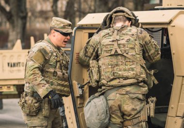 ABD - 29 Mart 2022: ABD Deniz Piyade Kolordusu askerleri tüfek, tüfek, miğfer ve zırhlı araçlar Humvee, ABD veya ABD ordusu birlikleri kentte çatışmaya, tatbikata veya savaşa hazır