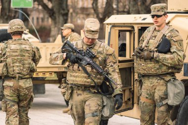 ABD - 29 Mart 2022: ABD Deniz Piyade Kolordusu askerleri tüfek, tüfek, miğfer ve zırhlı araçlar Humvee, ABD veya ABD ordusu birlikleri kentte çatışmaya, tatbikata veya savaşa hazır