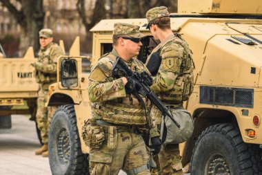 ABD - 29 Mart 2022: ABD Deniz Piyade Kolordusu askerleri tüfek, tüfek, miğfer ve zırhlı araçlar Humvee, ABD veya ABD ordusu birlikleri kentte çatışmaya, tatbikata veya savaşa hazır