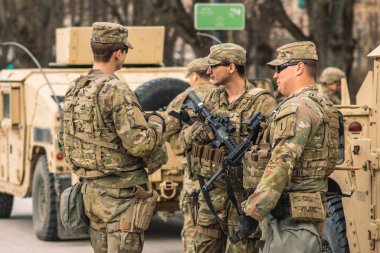 ABD - 29 Mart 2022: ABD Deniz Piyade Kolordusu askerleri tüfek, tüfek, miğfer ve zırhlı araçlar Humvee, ABD veya ABD ordusu birlikleri kentte çatışmaya, tatbikata veya savaşa hazır