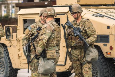 ABD - 29 Mart 2022: ABD Deniz Piyade Kolordusu askerleri tüfek, tüfek, miğfer ve zırhlı araçlar Humvee, ABD veya ABD ordusu birlikleri kentte çatışmaya, tatbikata veya savaşa hazır