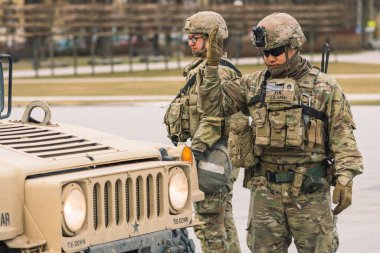 ABD - 29 Mart 2022: ABD Deniz Piyade Kolordusu askerleri tüfek, tüfek, miğfer ve zırhlı araçlar Humvee, ABD veya ABD ordusu birlikleri kentte çatışmaya, tatbikata veya savaşa hazır
