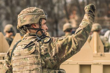 ABD - 29 Mart 2022: ABD Deniz Piyade Kolordusu askerleri tüfek, tüfek, miğfer ve zırhlı araçlar Humvee, ABD veya ABD ordusu birlikleri kentte çatışmaya, tatbikata veya savaşa hazır