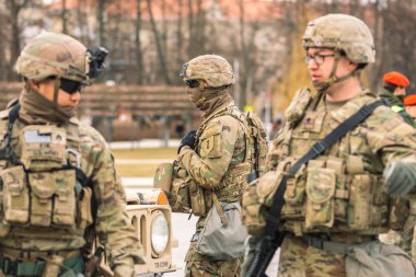 ABD - 29 Mart 2022: ABD Deniz Piyade Kolordusu askerleri tüfek, tüfek, miğfer ve zırhlı araçlar Humvee, ABD veya ABD ordusu birlikleri kentte çatışmaya, tatbikata veya savaşa hazır