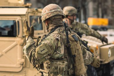ABD - 29 Mart 2022: ABD Deniz Piyade Kolordusu askerleri tüfek, tüfek, miğfer ve zırhlı araçlar Humvee, ABD veya ABD ordusu birlikleri kentte çatışmaya, tatbikata veya savaşa hazır